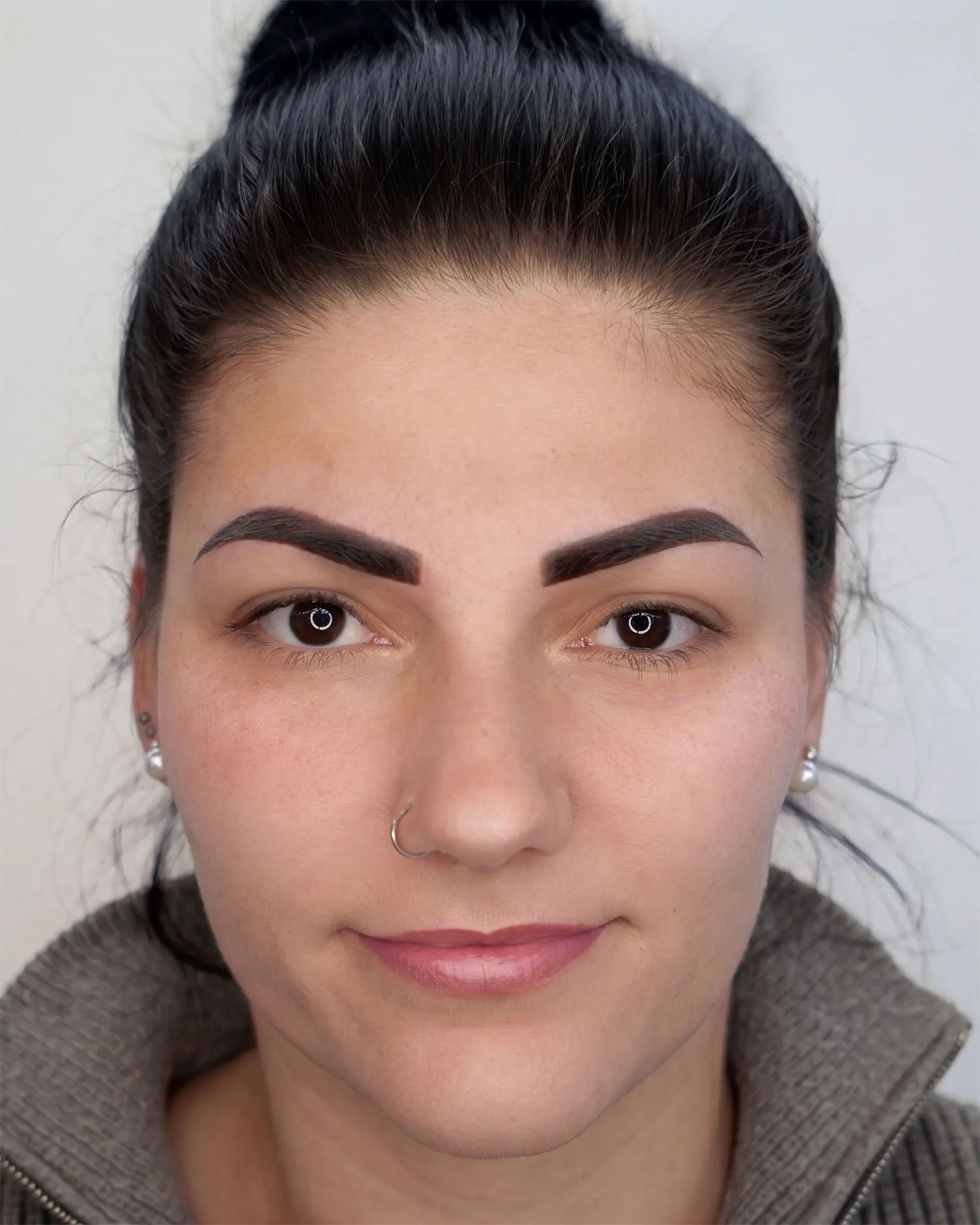 Definierte Augenbrauen nach dem Microblading im Gesundheitszentrum Schweitzer in Tulfes