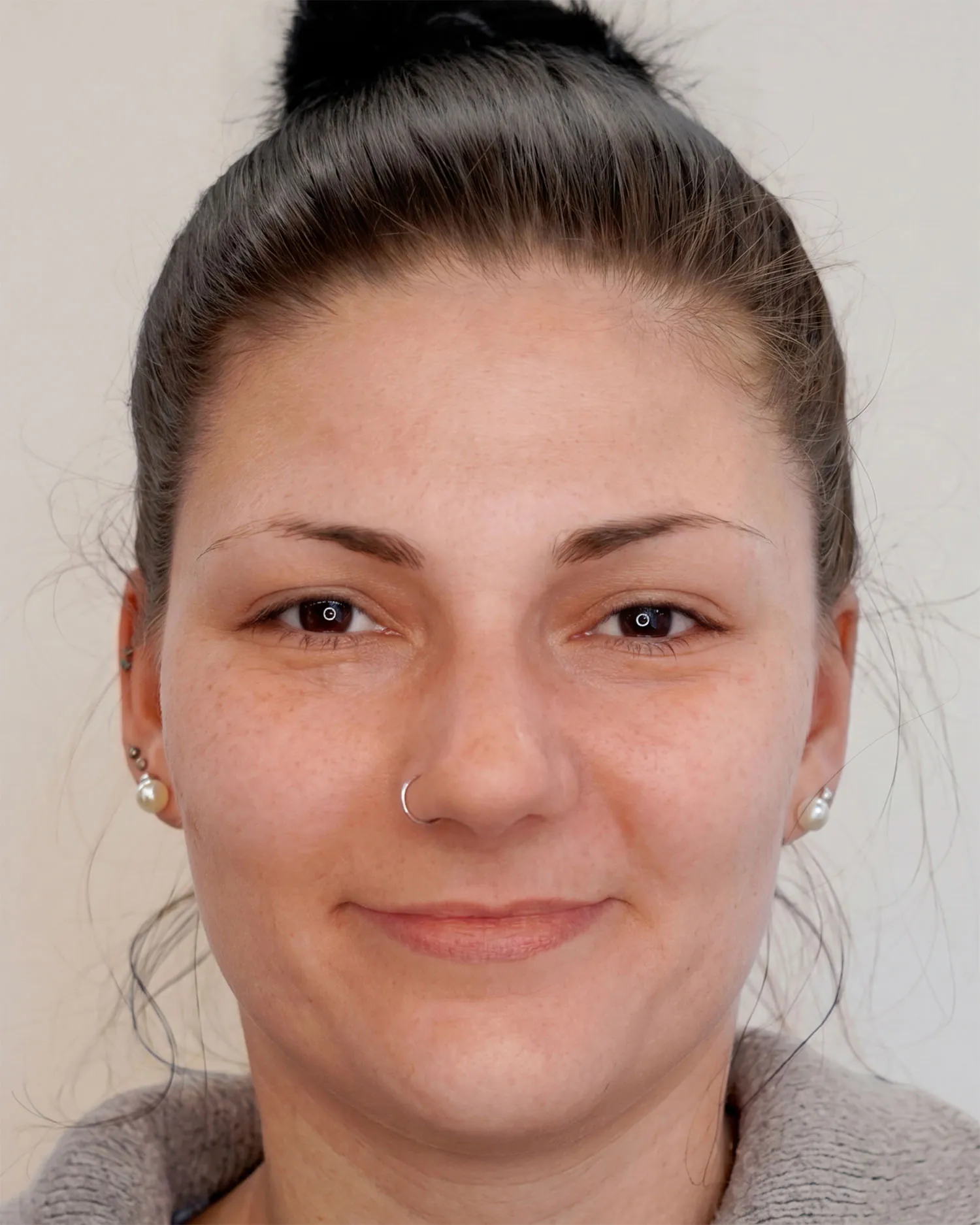 Augenbrauen vor dem Microblading im Gesundheitszentrum Schweitzer in Tulfes
